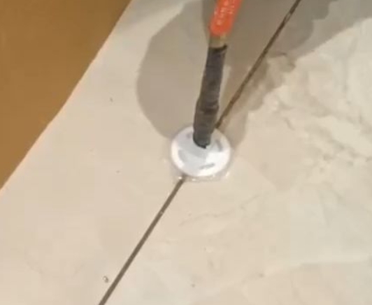 潮州瓷砖空鼓维修公司专业解答瓷砖在铺贴过程中，如果没有涂抹均匀到位的粘结材料（如水泥砂浆或瓷砖胶），可能会导致以下问题