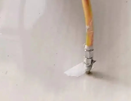 潮州瓷砖空鼓维修公司专业解答在瓷砖铺贴过程中，如果使用的砂料过粗（如全部使用了粗砂），可能会导致以下问题