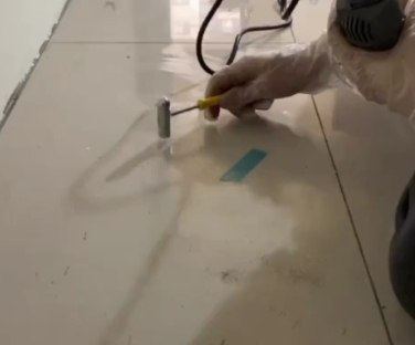潮州瓷砖开裂维修公司专业分享瓷砖在铺贴前如果没有沥干水分，将会导致以下问题